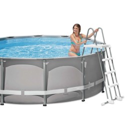 Escalera instalada en piscina desmontable de 122 cm de altura
