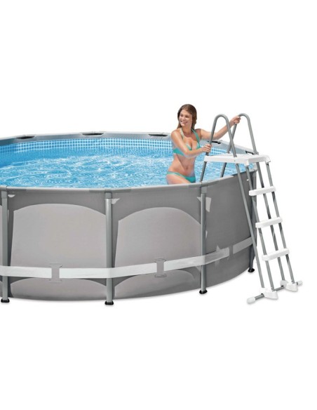 Escalera instalada en piscina desmontable de 122 cm de altura