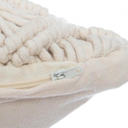 Detalle diseño macramé cojín crema
