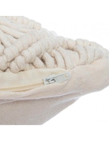 Detalle diseño macramé cojín crema