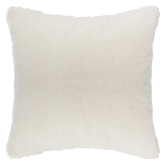 Cojín crema macramé en sofá moderno