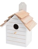 Casa de pájaros de madera colgada en árbol
