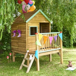 casita infantil elevada de madera Winny con terraza en jardín
