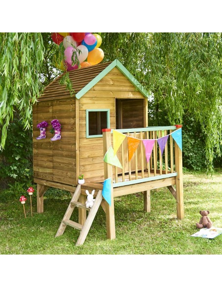 casita infantil elevada de madera Winny con terraza en jardín