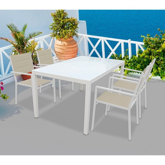 Silla Brasilia junto a mesa en terraza exterior