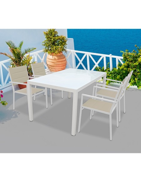 Silla Brasilia junto a mesa en terraza exterior