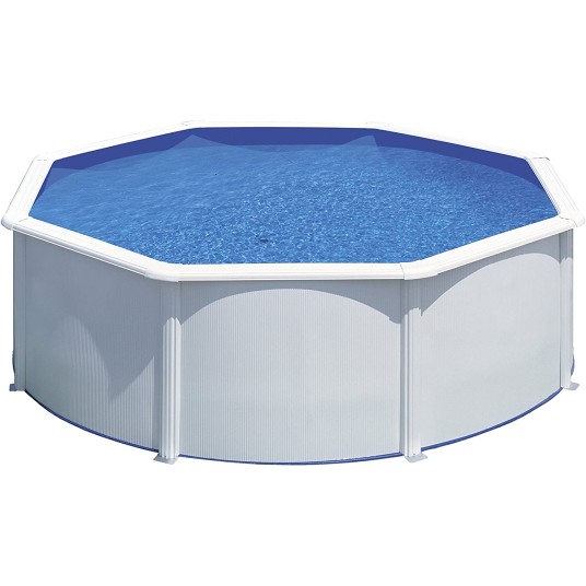 Piscina elevada en jardín con niños