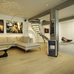 Estufa de gas Manhattan de 3,4 kW gris y negro con efecto leña.