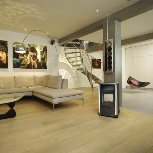 Estufa de gas Manhattan de 3,4 kW gris y negro con efecto leña.