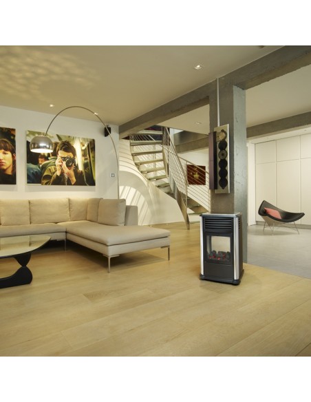 Estufa de gas Manhattan de 3,4 kW gris y negro con efecto leña.