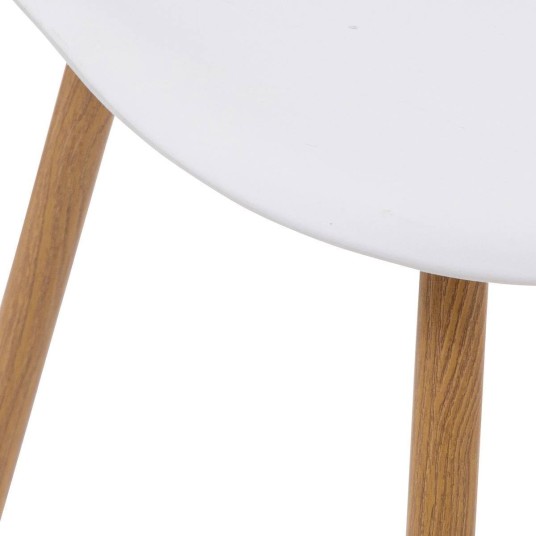Silla Tacho en comedor moderno con alfombra de yute