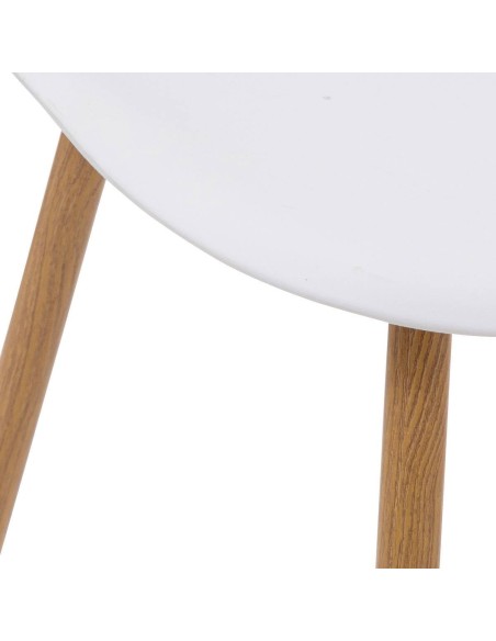 Silla Tacho en comedor moderno con alfombra de yute