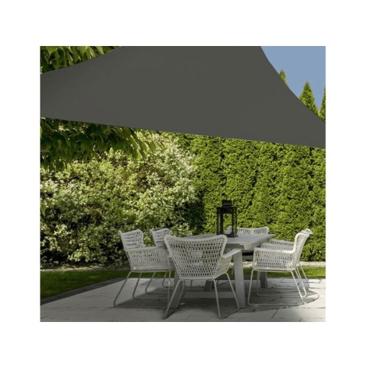 toldo vela triangular impermeable gris en terraza exterior
