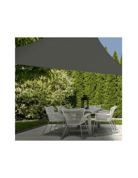 toldo vela triangular impermeable gris en terraza exterior