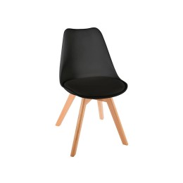 Silla Baya en comedor moderno con mesa de madera