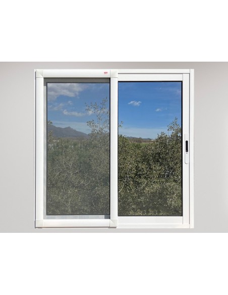 Mosquitera corredera simple de aluminio blanco instalada en ventana corredera