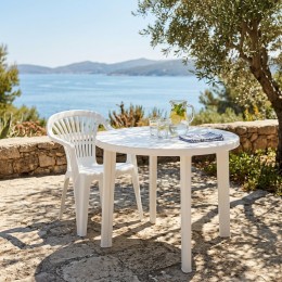 Silla de jardín Scilla apilable blanca en terraza exterior