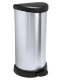 Cubo de basura Decobin Curver 40 litros color plata con pedal y sistema soft close.