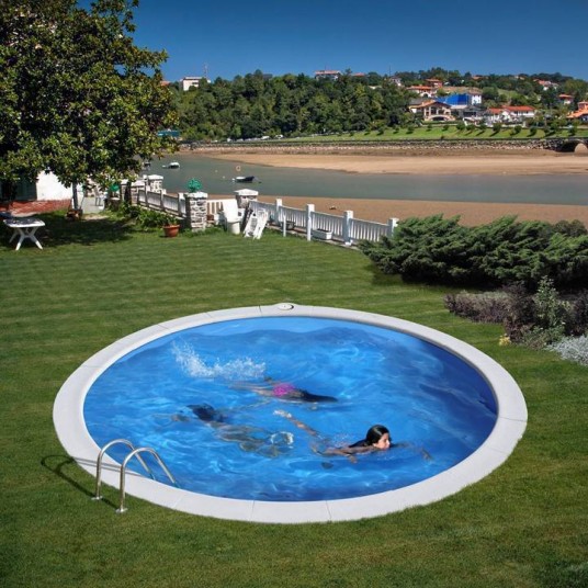 Piscina Madagascar ovalada instalada en jardín