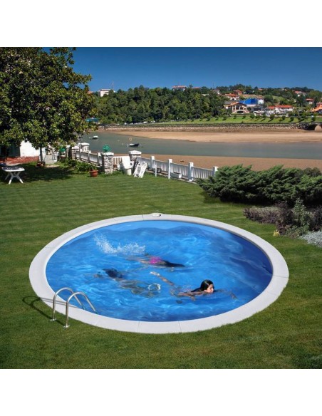 Piscina Madagascar ovalada instalada en jardín