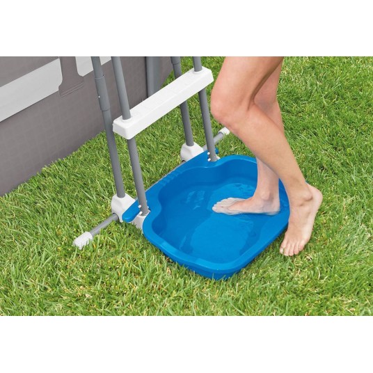 lavapiés piscina INTEX instalado en escalera acceso agua limpia